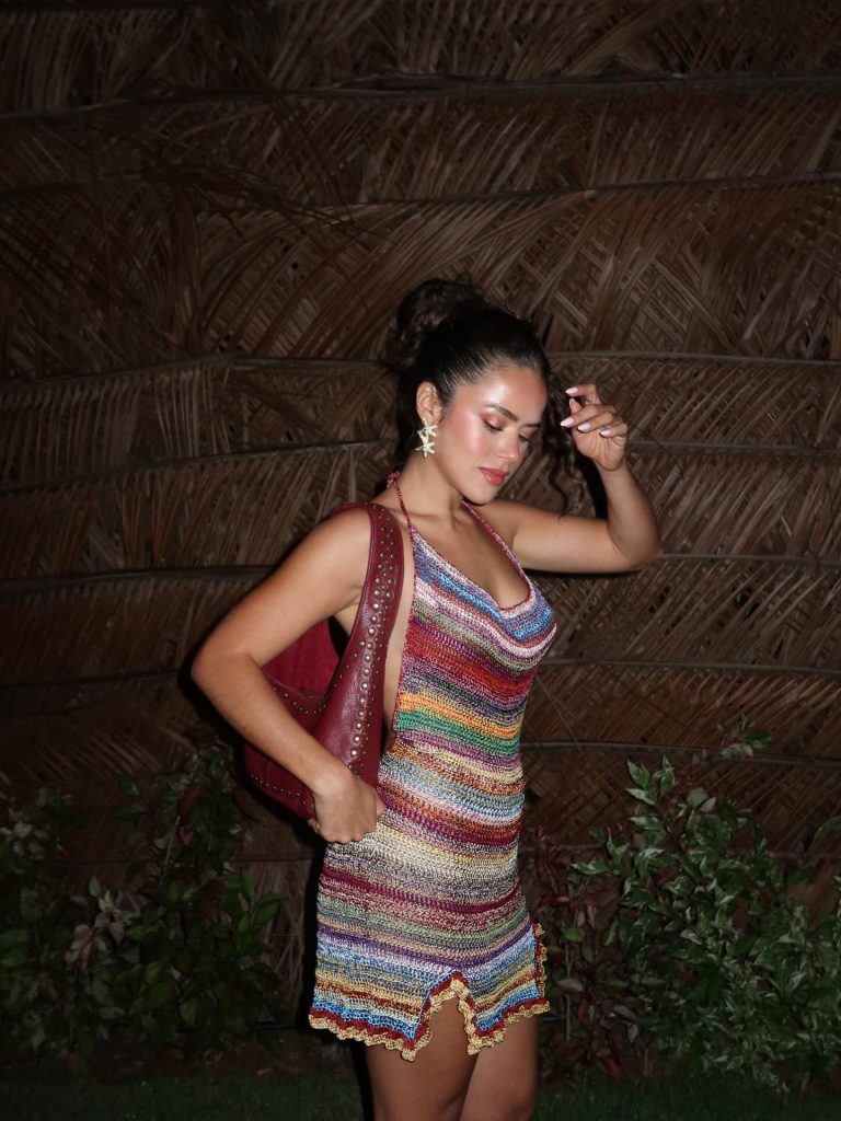 Maisa Silva com vestidinho colorido 001