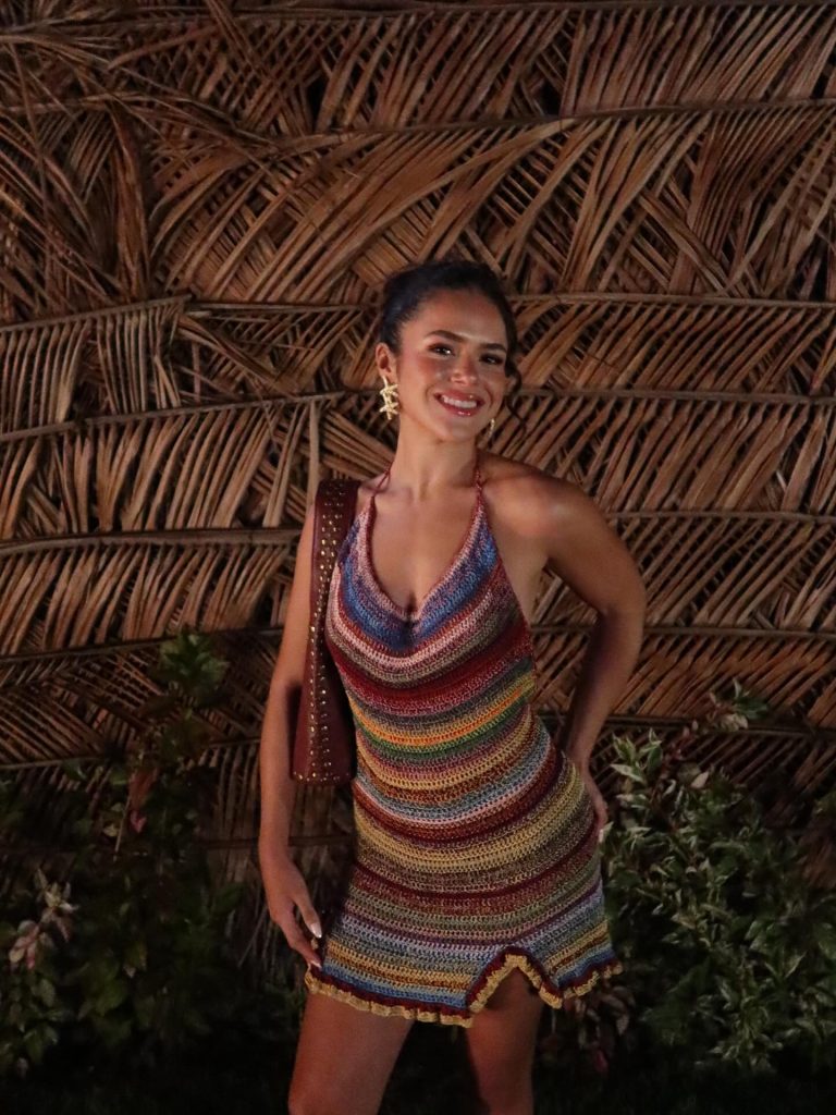 Maisa Silva com vestidinho colorido 002