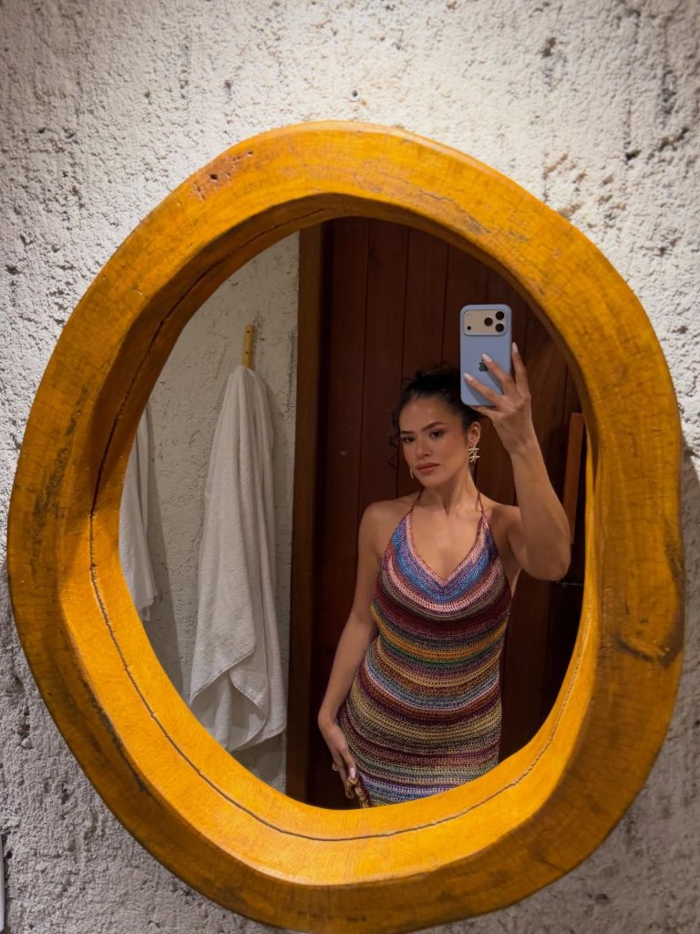 Maisa Silva com vestidinho colorido 003